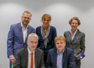Altersmedizin vor dem Neustart: MHH und Vinzenzkrankenhaus schmieden starke Allianz (von links): der Geschäftsführer des Vinzenzkrankenhauses Michael Schmitt, MHH-Vizepräsident Professor Frank Lammert, MHH-Präsidentin Professorin Denise Hilfiker-Kleiner, der ärztliche Direktor des Vinzenzkrankenhauses Dr. Jens Albrecht und MHH-Vizepräsidentin Martina Saurin.