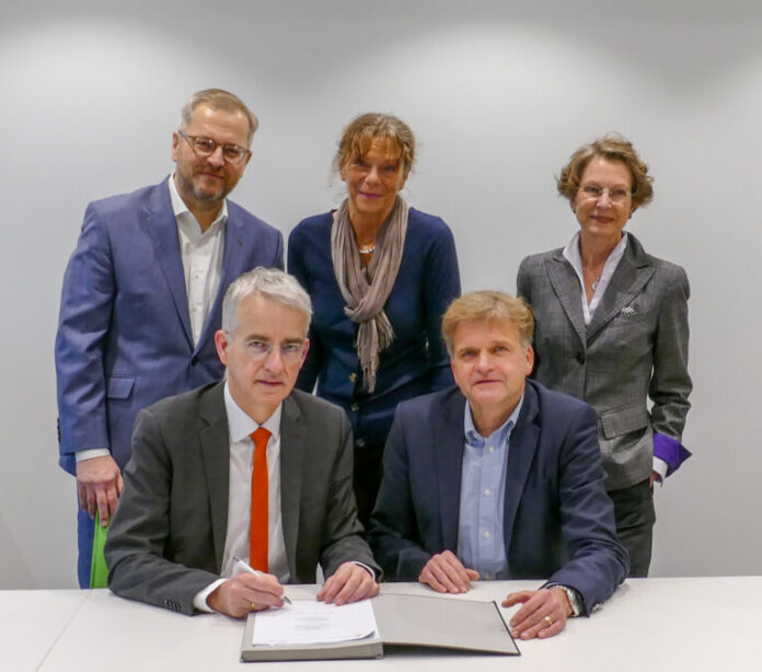 (von links): der Geschäftsführer des Vinzenzkrankenhauses Michael Schmitt, MHH-Vizepräsident Professor Frank Lammert, MHH-Präsidentin Professorin Denise Hilfiker-Kleiner, der ärztliche Direktor des Vinzenzkrankenhauses Dr. Jens Albrecht und MHH-Vizepräsidentin Martina Saurin.
