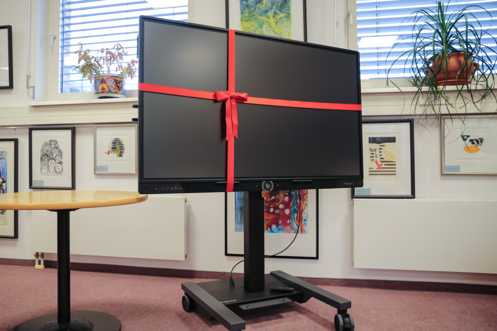 smartboard spendenübergabe an die stadtbibliothek