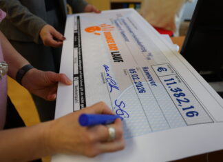 finanzielle unterstützung für "frauennotruf hannover": übergabe des erlöses des orange-day-laufs 2025