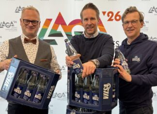 die partnerschaft ist im kasten: landesgartenschau-geschäftsführer benjamin lotz (von links), dennis kayser, nationaler verkaufsleiter von vilsa und vilsa-gebietsverkaufsleiter klaus käppler gehen kooperation ein.