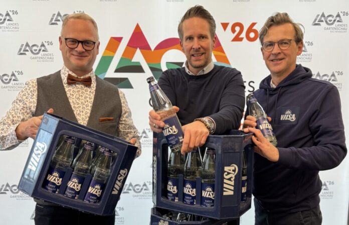 Die Partnerschaft ist im Kasten: Landesgartenschau-Geschäftsführer Benjamin Lotz (von links), Dennis Kayser, Nationaler Verkaufsleiter von VILSA und VILSA-Gebietsverkaufsleiter Klaus Käppler gehen Kooperation ein.