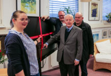Stadtbibliothek Langenhagen freut sich über neues Smartboard: Vermächtnis ermöglicht digitale Weiterentwicklung Übergabe Smartboard an die Stadtbibliothek. Stadtbibliotheksleiterin Mareike Piniakowski mit Werner Stamer vor Burkhard und Rainer Stamer.