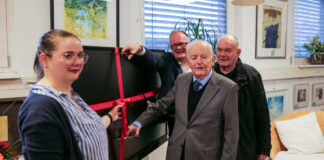 Übergabe Smartboard an die Stadtbibliothek. Stadtbibliotheksleiterin Mareike Piniakowski mit Werner Stamer vor Burkhard und Rainer Stamer.
