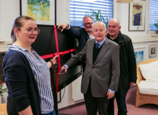 übergabe smartboard an die stadtbibliothek. stadtbibliotheksleiterin mareike piniakowski mit werner stamer vor burkhard und rainer stamer.