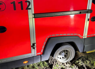 feuerwehr godshorn und rettungsdienst meistern schwierige lage