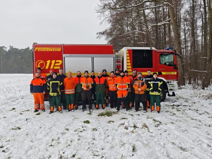 Sicherer Umgang mit der Motorsäge: Stadtfeuerwehr Wunstorf bildet Einsatzkräfte aus