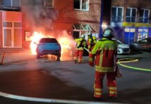 Flammen greifen auf zweites Auto über: Pkw-Brand in Garbsen sorgt für Feuerwehreinsatz Pkw-Brand in Garbsen sorgt für Feuerwehreinsatz