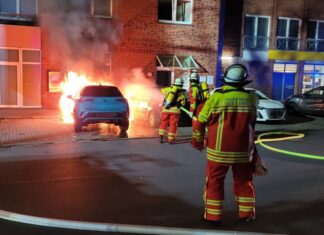 Flammen greifen auf zweites Auto über: Pkw-Brand in Garbsen sorgt für Feuerwehreinsatz Pkw-Brand in Garbsen sorgt für Feuerwehreinsatz