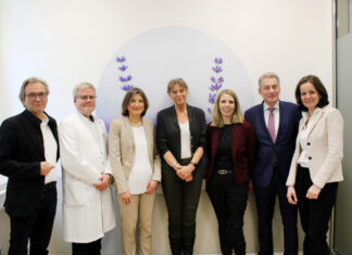 Neues Kapitel für die integrative Krebsmedizin an der MHH (v.l.) Beiratsmitglieder Prof. Matthias Rostock und Prof. Hans Christiansen, Prof. Diana Steinmann (Leiterin des Klaus-Bahlsen-Zentrums), MHH-Präsidentin Prof. Denise Hilfiker-Kleiner, PD Dr. Susanne Isfort (Geschäftsführerin CCC Hannover), Dr. Jürgen Seja (Vorsitzender der Rut- und Klaus-Bahlsen-Stiftung) sowie Dr. Sabine Schopp (Geschäftsführendes Vorstandsmitglied der Rut- und Klaus-Bahlsen-Stiftung).