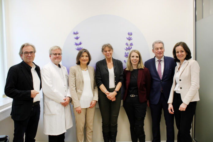 (v.l.) Beiratsmitglieder Prof. Matthias Rostock und Prof. Hans Christiansen, Prof. Diana Steinmann (Leiterin des Klaus-Bahlsen-Zentrums), MHH-Präsidentin Prof. Denise Hilfiker-Kleiner, PD Dr. Susanne Isfort (Geschäftsführerin CCC Hannover), Dr. Jürgen Seja (Vorsitzender der Rut- und Klaus-Bahlsen-Stiftung) sowie Dr. Sabine Schopp (Geschäftsführendes Vorstandsmitglied der Rut- und Klaus-Bahlsen-Stiftung).