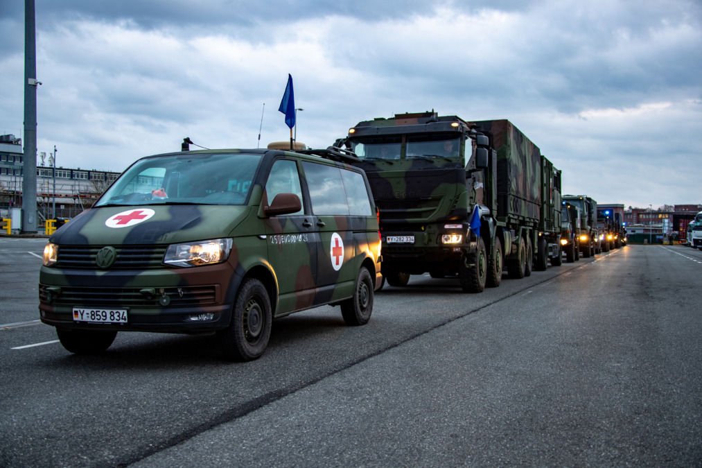 die marschkolonne des sanitätsbataillons erreicht den fährhafen von kiel bei der verlegung zur übung medic quadriga 2026 nach litauen im rahmen der übungsserie quadriga 2026 am 26.02.2026.