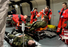 Größte Sanitätsübung seit Jahren: MEDIC QUADRIGA 2026 testet Rettungskette bis nach Berlin und Brandenburg Die Bundeswehr und zivile Hilfsorganisationen betreiben den temporären Aufnahmepunkt der Medical Task Force auf dem Flughafen BER in Schönefeld während der Übung Medic Quadriga 2026 im Rahmen der Übungsserie Quadriga 2026 am 05.03.2026.