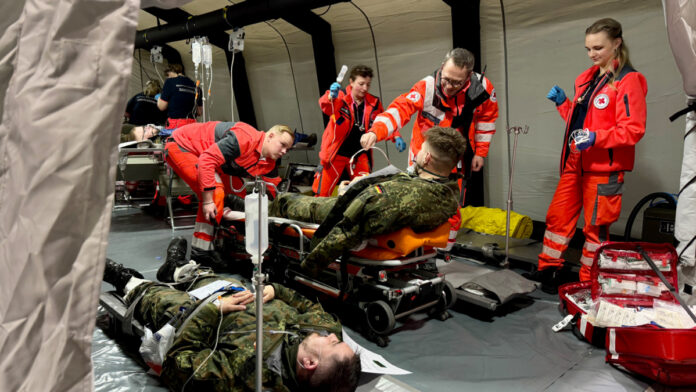 Die Bundeswehr und zivile Hilfsorganisationen betreiben den temporären Aufnahmepunkt der Medical Task Force auf dem Flughafen BER in Schönefeld während der Übung Medic Quadriga 2026 im Rahmen der Übungsserie Quadriga 2026 am 05.03.2026.