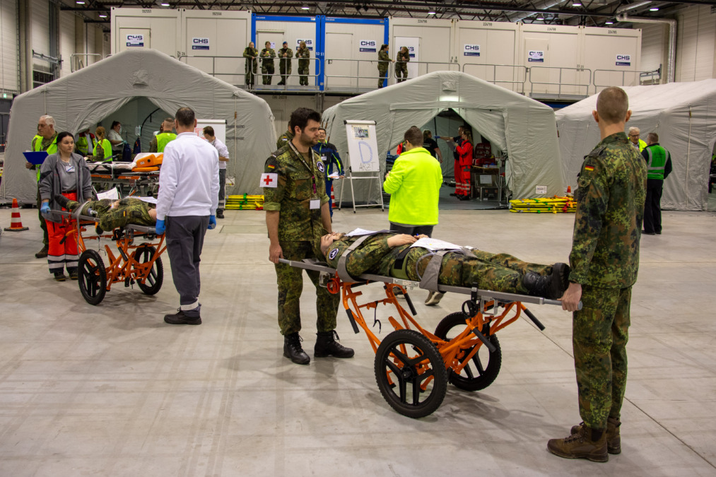 die bundeswehr und zivile hilfsorganisationen betreiben den temporären aufnahmepunkt der medical task force auf dem flughafen ber in schönefeld während der übung medic quadriga 2026 im rahmen der übungsserie quadriga 2026 am 05.03.2026.
