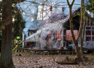 Hausbrand in Bissendorf-Wietze: Wohngebäude nahe der A352 vollständig zerstört Brand - Bissendorf-Wietze