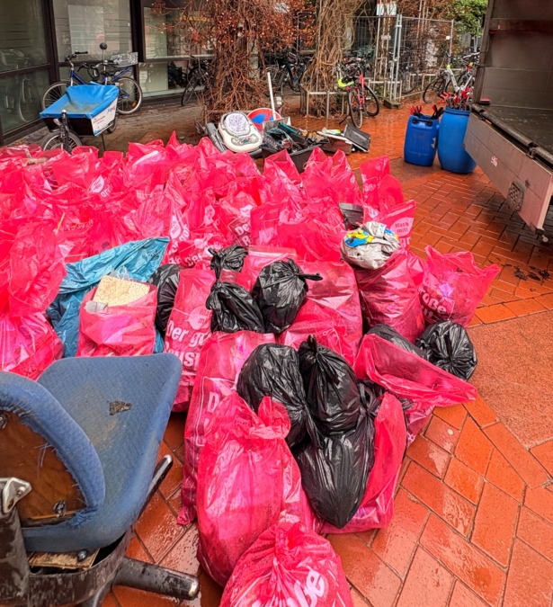 trotz regen engagiert für die stadt: frühjahrsputz bringt langenhagen zusammen insgesamt kamen in diesem jahr rund 300 säcke voll müll sowie einige sperrmüllfunde wie ein bettkasten, autoreifen oder eine turnmatte zusammen.