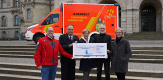 Blaulichtorganisationen übergeben Erlös aus "Run4Respect" an den Weißen Ring in Hannover: (v.l.n.r.) Benjamin Häselbarth, Bereichsleiter Sondereinsatzdienste der Johanniter-Unfall-Hilfe e.V., Christoph Bahlmann, Direktor der Feuerwehr Hannover, Gwendolin von der Osten, Polizeipräsidentin der Polizeidirektion Hannover, Steffen Hörning, Landesvorsitzender vom Weißen Ring, und Stefanie Eichel, Geschäftsführerin der Agentur "eichels Event"