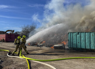 Feuer auf Entsorgungsbetrieb in Bissendorf: 80 Einsatzkräfte stundenlang gefordert Feuer auf Entsorgungsbetrieb fordert mehrere Ortsfeuerwehren der Gemeinde Wedemark