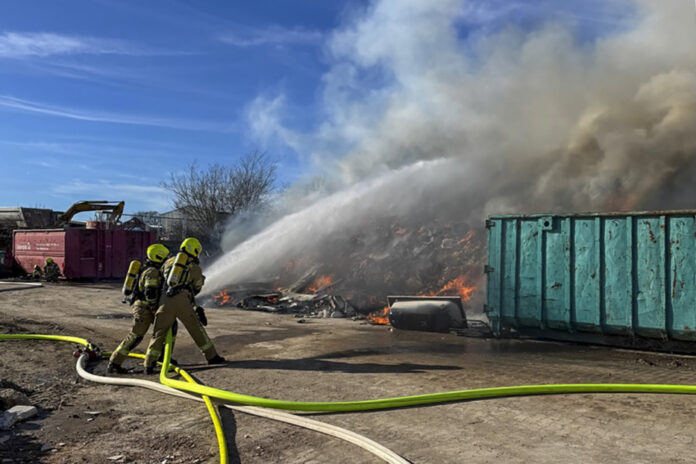 Feuer auf Entsorgungsbetrieb fordert mehrere Ortsfeuerwehren der Gemeinde Wedemark Feuer auf Entsorgungsbetrieb fordert mehrere Ortsfeuerwehren der Gemeinde Wedemark