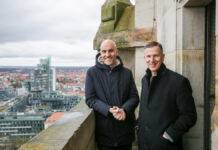 Hannover: Bogenaufzug im Neuen Rathaus startet in die Sommersaison Hannovers Oberbürgermeister Belit Onay (li.) und André Lawiszus, Geschäftsführer der Hannover Veranstaltungs GmbH (HVG).