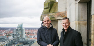 Hannovers Oberbürgermeister Belit Onay (li.) und André Lawiszus, Geschäftsführer der Hannover Veranstaltungs GmbH (HVG).