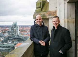 hannover: bogenaufzug im neuen rathaus startet in die sommersaison hannovers oberbürgermeister belit onay (li.) und andré lawiszus, geschäftsführer der hannover veranstaltungs gmbh (hvg).