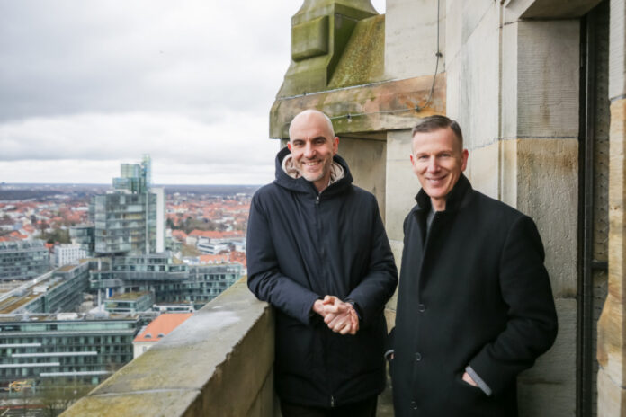 Rathauskuppel Hannover Hannovers Oberbürgermeister Belit Onay (li.) und André Lawiszus, Geschäftsführer der Hannover Veranstaltungs GmbH (HVG).