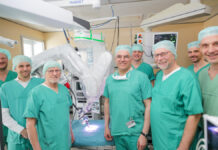 Drei Millionen Euro für Spitzenmedizin: Neuer OP-Roboter stärkt Herzchirurgie an der MHH Die HTTG-Chirurgen zeigen den Sponsoren den OP-Roboter: Dr. Tobias Goecke, PhD, Raoul Roßmann, Dirk Roßmann, Prof. Dr. Arjang Ruhparwar, Prof. Dr. Bastian Schmack, Markus Schmieta und Dr. Günes Dogan (vorn von links).
