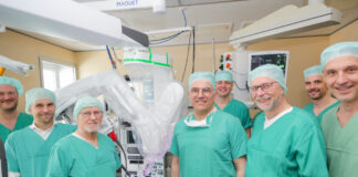 Die HTTG-Chirurgen zeigen den Sponsoren den OP-Roboter: Dr. Tobias Goecke, PhD, Raoul Roßmann, Dirk Roßmann, Prof. Dr. Arjang Ruhparwar, Prof. Dr. Bastian Schmack, Markus Schmieta und Dr. Günes Dogan (vorn von links).