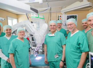 Drei Millionen Euro für Spitzenmedizin: Neuer OP-Roboter stärkt Herzchirurgie an der MHH Die HTTG-Chirurgen zeigen den Sponsoren den OP-Roboter: Dr. Tobias Goecke, PhD, Raoul Roßmann, Dirk Roßmann, Prof. Dr. Arjang Ruhparwar, Prof. Dr. Bastian Schmack, Markus Schmieta und Dr. Günes Dogan (vorn von links).