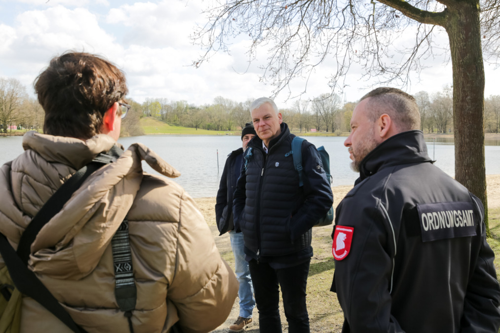 mehr ordnung und miteinander: stadt setzt auf verstärkte präsenz und appelliert an mehr vernunft am silbersee bürgermeister mirko heuer mit ordnungskräften bei der begehung am silbersee langenhagen