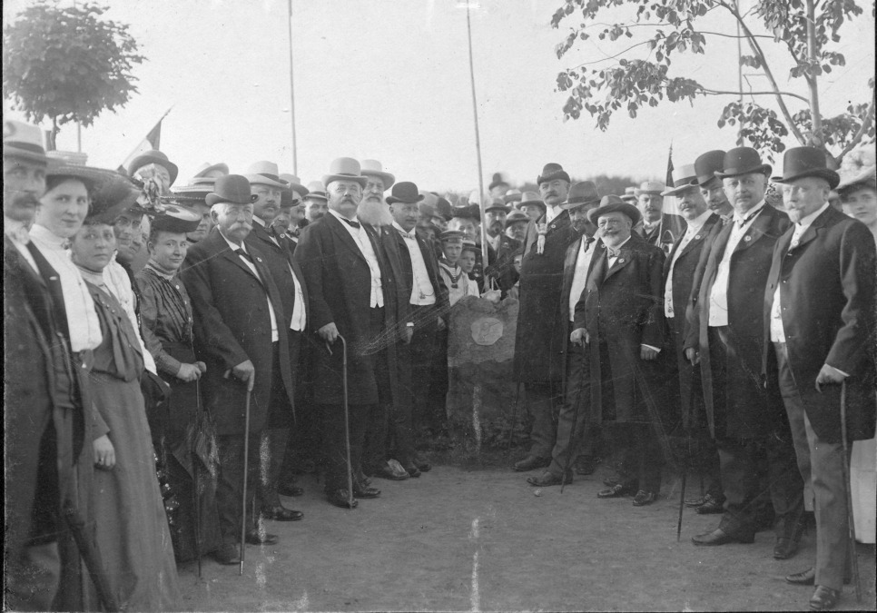 historisches denkmal kehrt zurück: goldammer-relief bereichert kurpark bad nenndorf neu rabe-denkmal wieder vollständig - podbielski und seine „schwefelbande“ 1906 bei der enthüllung des goldammer-denkmals.