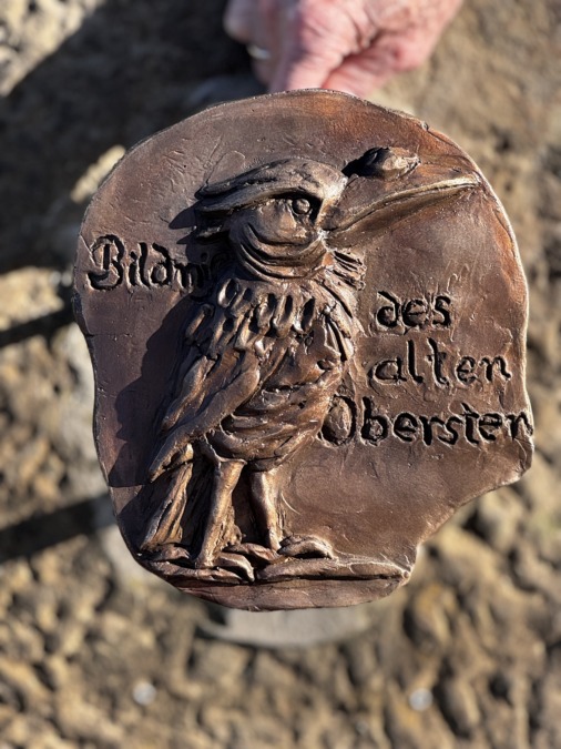 historisches denkmal kehrt zurück: goldammer-relief bereichert kurpark bad nenndorf neu der gespendete nachguss mit dem relief des rabens.