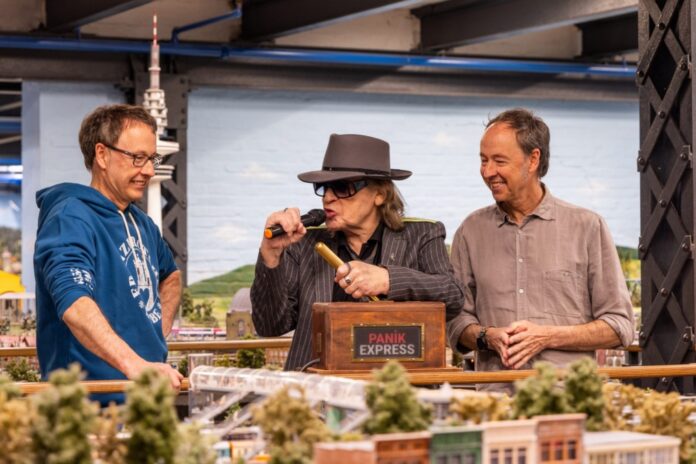 Udo Lindenberg erobert das Miniatur Wunderland – und schreibt seine Geschichte jetzt auf Schienen weiter Udo Lindenberg erobert das Miniatur Wunderland – und schreibt seine Geschichte jetzt auf Schienen weiter