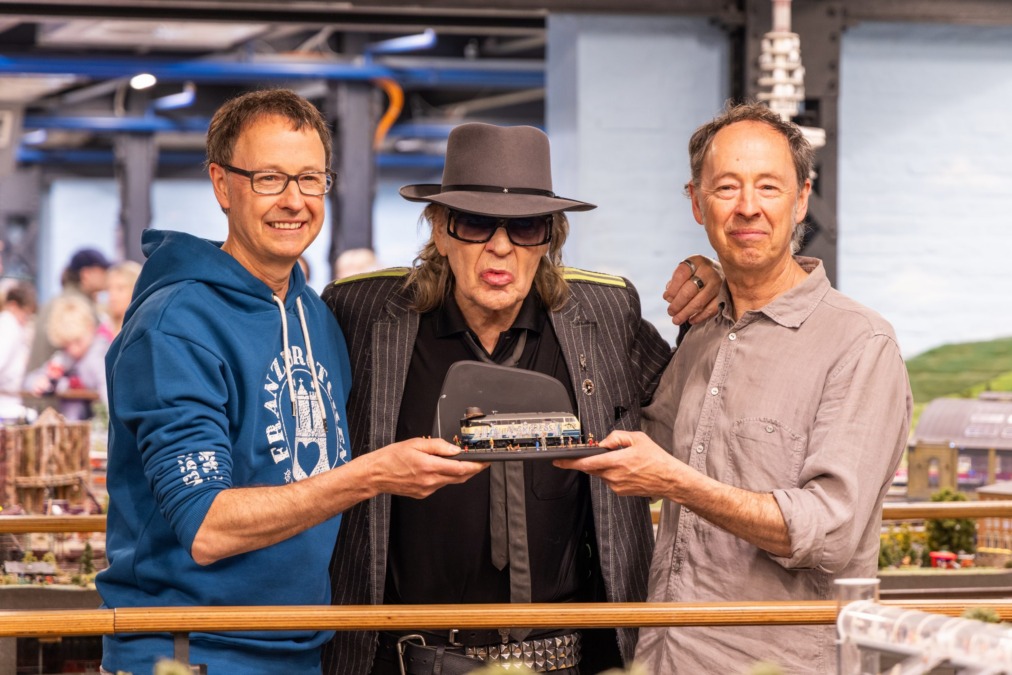 udo lindenberg fährt jetzt modellbahn: „panik-express“ rollt durchs miniatur wunderland eine zeitreise durch die acht epochen von udo lindenberg