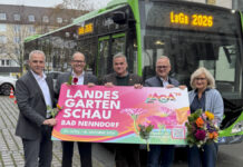 Landesgartenschau 2026: Mit Bus und Bahn bequem nach Bad Nenndorf ÜSTRA ist Mobilitätspartner der Landesgartenschau Bad Nenndorf 2026 - (von links): Stefan Tiedgen (Geschäftsführer des ÜSTRA-Verbundes), Ulf-Birger Franz (Verkehrsdezernent der Region Hannover), Mike Schmidt (Stadtdirektor Bad Nenndorf), Benjamin Lotz (Geschäftsführung Landesgartenschau gGmbH) und Annette Stang (Geschäftsführung Landesgartenschau gGmbH).