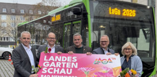 ÜSTRA ist Mobilitätspartner der Landesgartenschau Bad Nenndorf 2026 - (von links): Stefan Tiedgen (Geschäftsführer des ÜSTRA-Verbundes), Ulf-Birger Franz (Verkehrsdezernent der Region Hannover), Mike Schmidt (Stadtdirektor Bad Nenndorf), Benjamin Lotz (Geschäftsführung Landesgartenschau gGmbH) und Annette Stang (Geschäftsführung Landesgartenschau gGmbH).