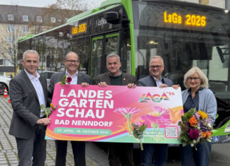 üstra ist mobilitätspartner der landesgartenschau bad nenndorf 2026 - (von links): stefan tiedgen (geschäftsführer des üstra-verbundes), ulf-birger franz (verkehrsdezernent der region hannover), mike schmidt (stadtdirektor bad nenndorf), benjamin lotz (geschäftsführung landesgartenschau ggmbh) und annette stang (geschäftsführung landesgartenschau ggmbh).