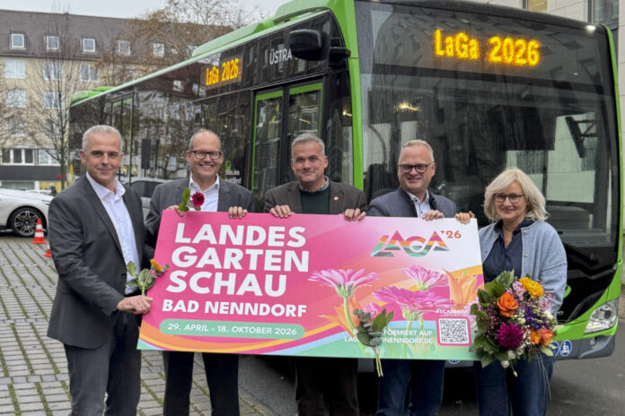 ÜSTRA ist Mobilitätspartner der Landesgartenschau Bad Nenndorf 2026 - (von links): Stefan Tiedgen (Geschäftsführer des ÜSTRA-Verbundes), Ulf-Birger Franz (Verkehrsdezernent der Region Hannover), Mike Schmidt (Stadtdirektor Bad Nenndorf), Benjamin Lotz (Geschäftsführung Landesgartenschau gGmbH) und Annette Stang (Geschäftsführung Landesgartenschau gGmbH).