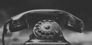 Altes Telefon mit Wählscheibe