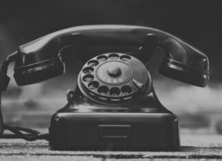 Verwechselte Rufnummer: Polizei beendet monatelange Telefonbelästigung in Braunschweig Altes Telefon mit Wählscheibe