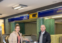 protec testet ersten autonomen Reinigungsroboter in Hannovers U-Bahn (von links): ÜSTRA Vorstandsvorsitzende Elke Maria van Zadel und protec Geschäftsführer Mathias Lindscheid präsentieren den autonomen Reinigungsroboter „Bürsti“ in der U-Bahnstation Kröpcke.