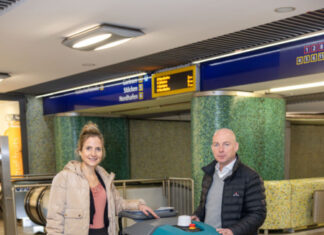 (von links): üstra vorstandsvorsitzende elke maria van zadel und protec geschäftsführer mathias lindscheid präsentieren den autonomen reinigungsroboter „bürsti“ in der u-bahnstation kröpcke.