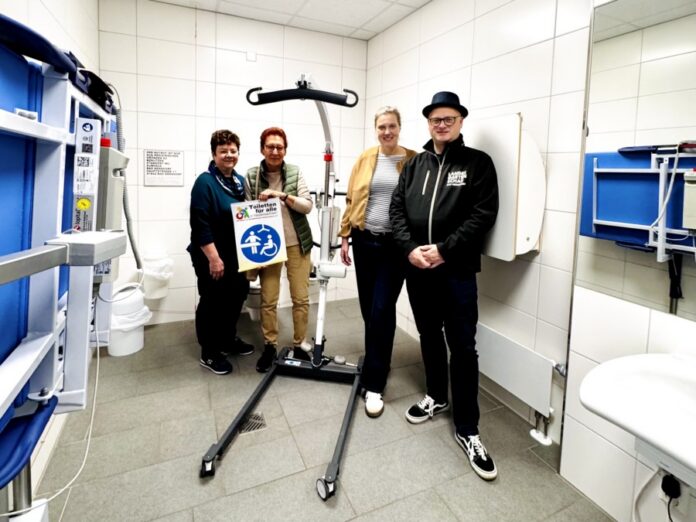 Barrierefreie Toilette mit Unterstützungssystem