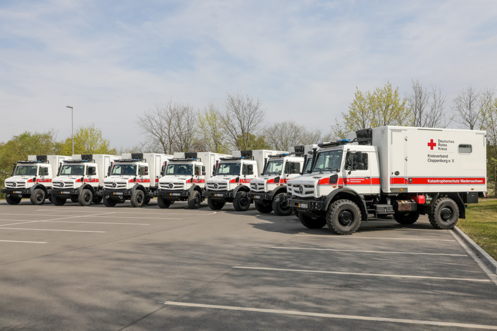 neun geländegängige krankentransportwagen beim niedersächsischen landesamt für brand- und katastrophenschutz vorgeführt und offiziell in den dienst gestellt