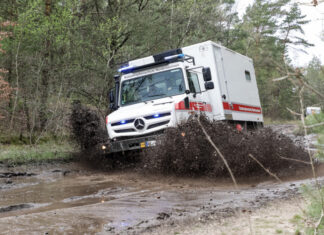 neun geländegängige krankentransportwagen beim niedersächsischen landesamt für brand- und katastrophenschutz vorgeführt und offiziell in den dienst gestellt