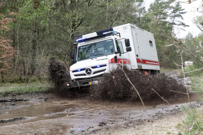 Neun geländegängige Krankentransportwagen beim Niedersächsischen Landesamt für Brand- und Katastrophenschutz vorgeführt und offiziell in den Dienst gestellt