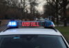 polizeifahrzeug mit laufschrift: unfall