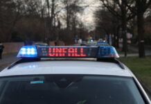 Schwerer Unfall auf A2 bei Hannover: Auto prallt auf Lkw Polizeifahrzeug mit Laufschrift: Unfall